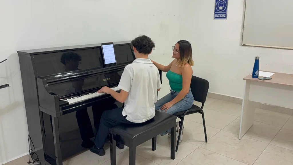 Clase de piano en Claroscuro - Profesor enseñando técnica a estudiante