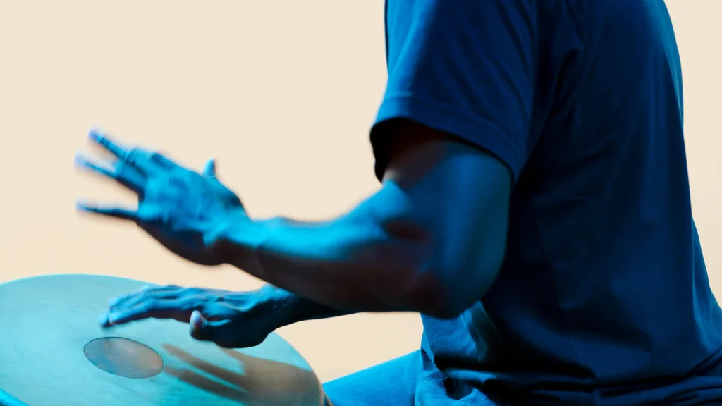 Clase de Percusión Latina en Claroscuro Academia