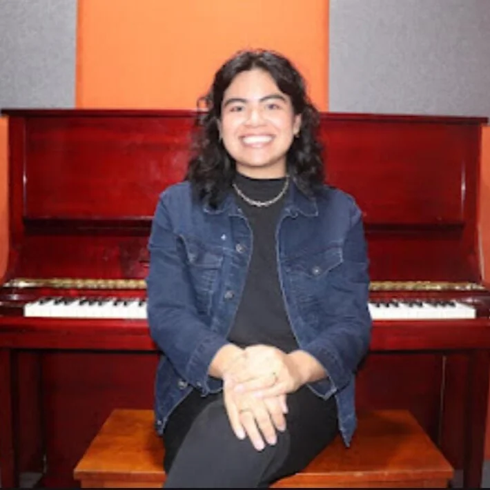 Dafne López - Maestra de Iniciación Musical / Piano / Canto