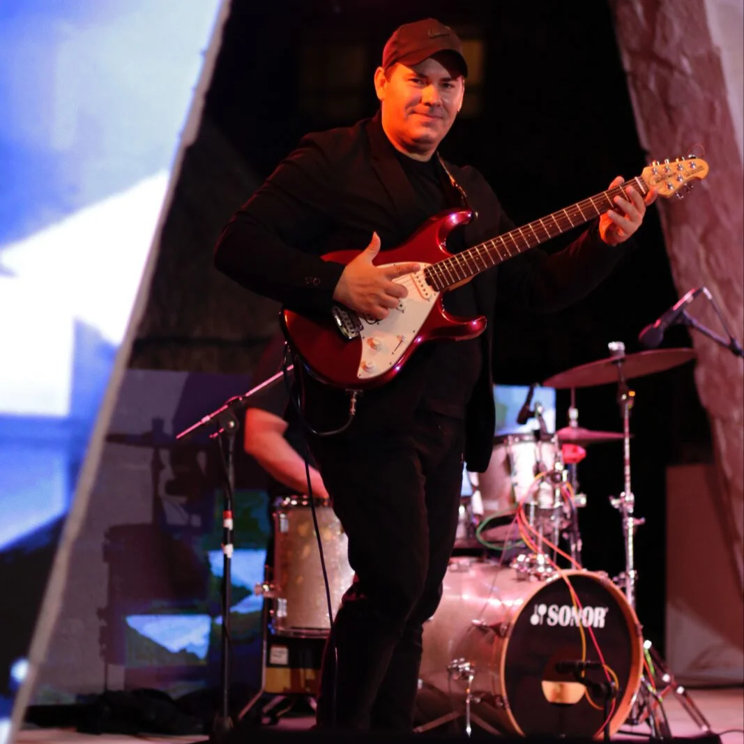 Robinson Figueredo - Maestro de Guitarra / Bajo / Canto