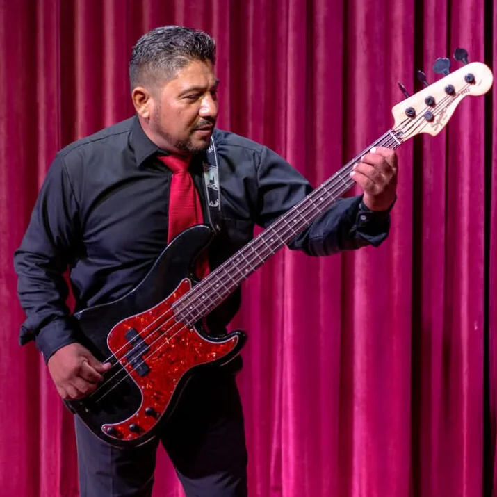 Jorge Hernandez - Maestro de Guitarra / Bajo / Ukulele / Batería