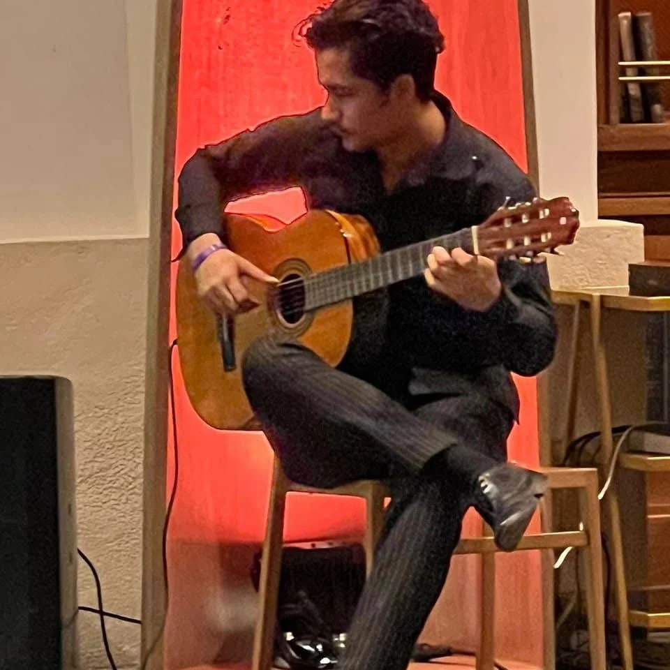 David Zarate - Maestro de Piano / Guitarra Acústica